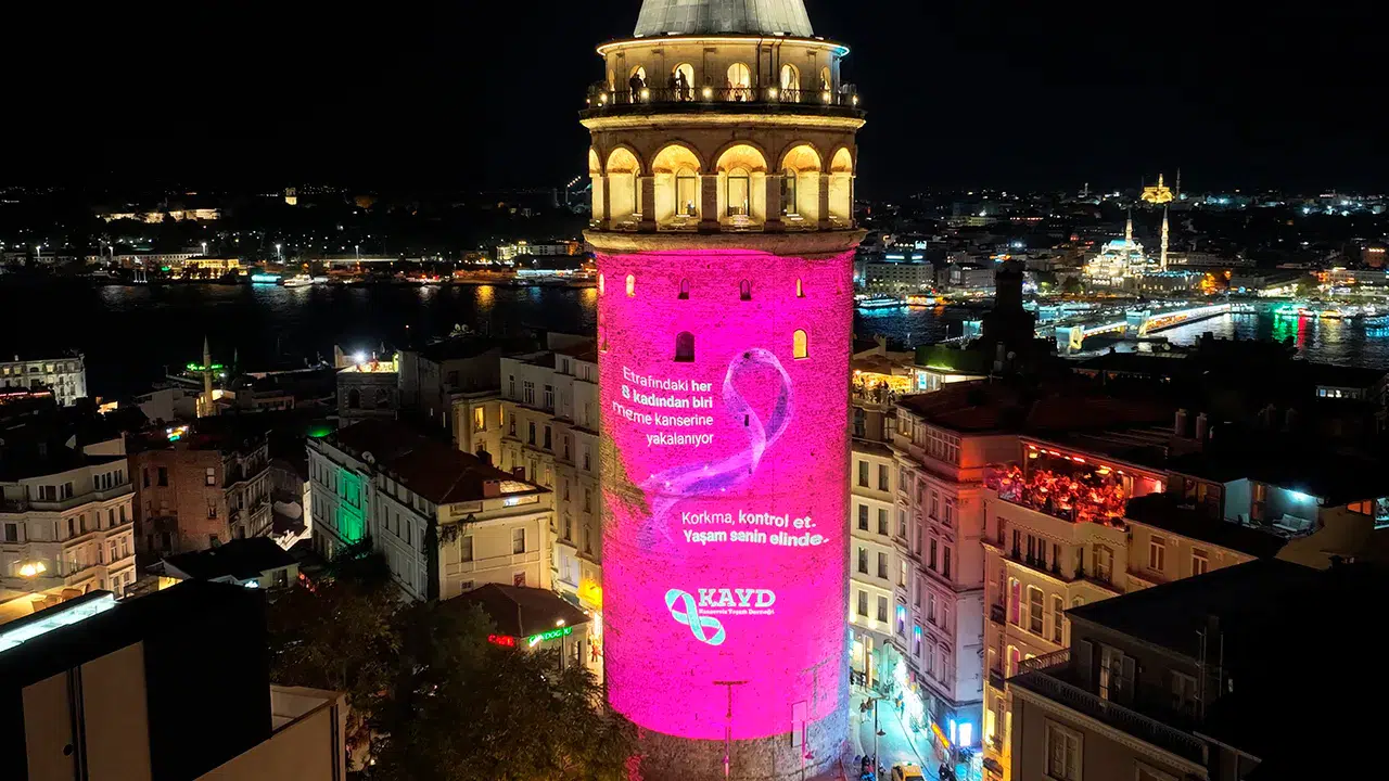 Galata Kulesi pespembe oldu: Sebebi merak edildi!