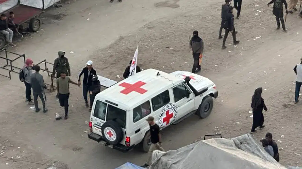 İsrail ve Hamas arasında esir takası başladı: 20 rehine Kızılhaç’a teslim edildi