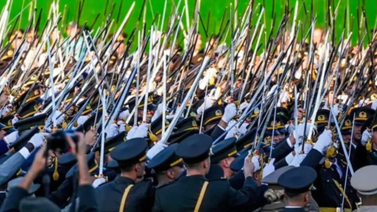 Teğmenlerden tepki: ‘Atatürk fotoğrafı takmayanların mesleğe iadesi kabul edilemez’