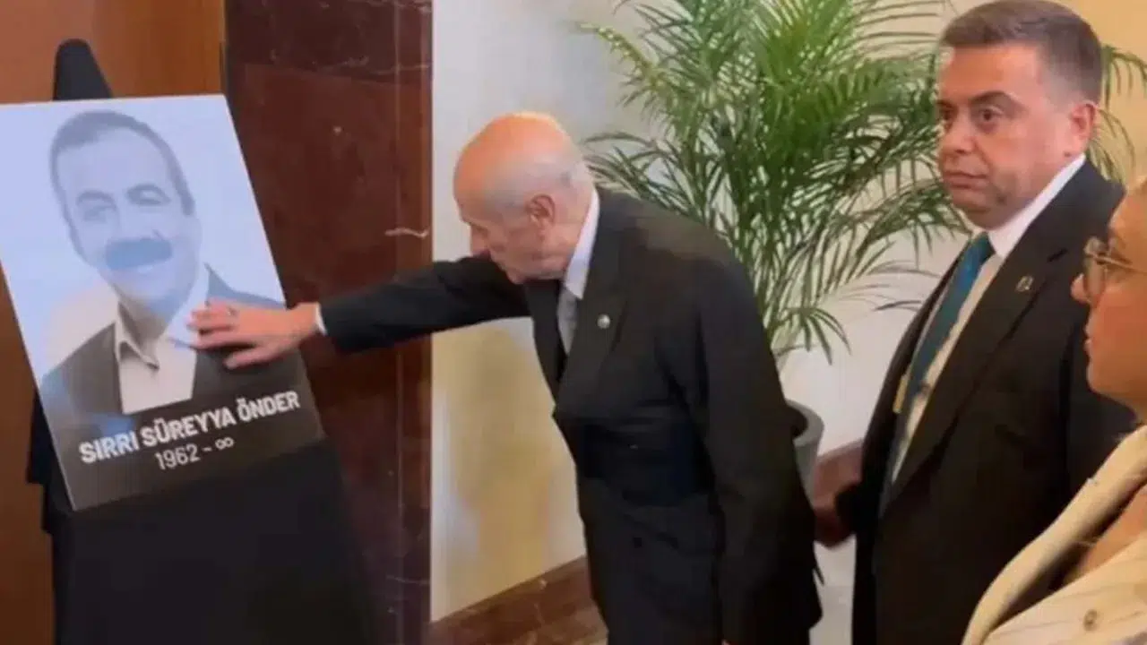 "Devlet Bahçeli, üzerine 'SS' harflerini yazdırdığı tabancayı Sırrı Süreyya Önder'e hediye etti"