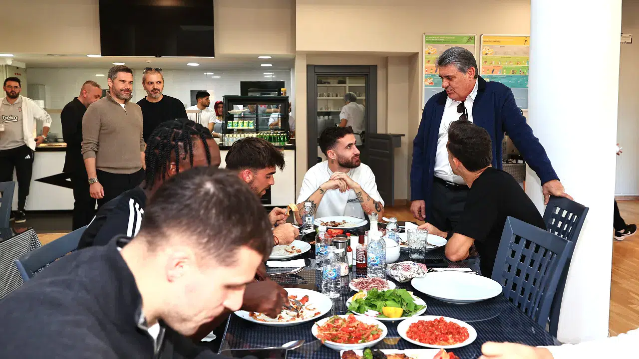 Beşiktaş’ta derbi öncesi moral yemeği: Başkan Serdal Adalı futbolcularla buluştu