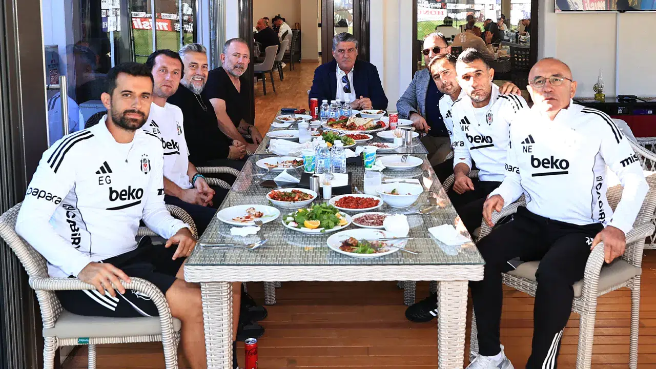 Beşiktaş Başkanı Serdal Adalı, Fenerbahçe derbisi öncesi futbol takımıyla moral yemeğinde buluştu