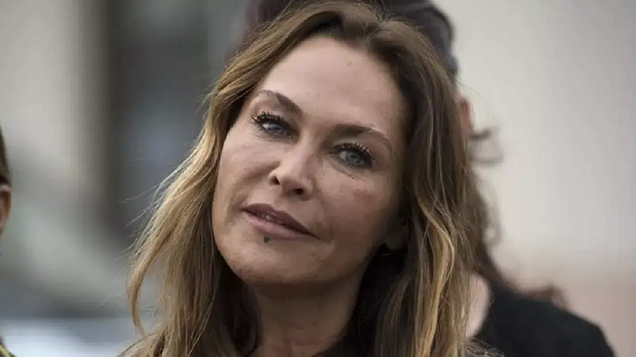 Setlere geri dönen Hülya Avşar, yeni imajıyla dikkat çekti