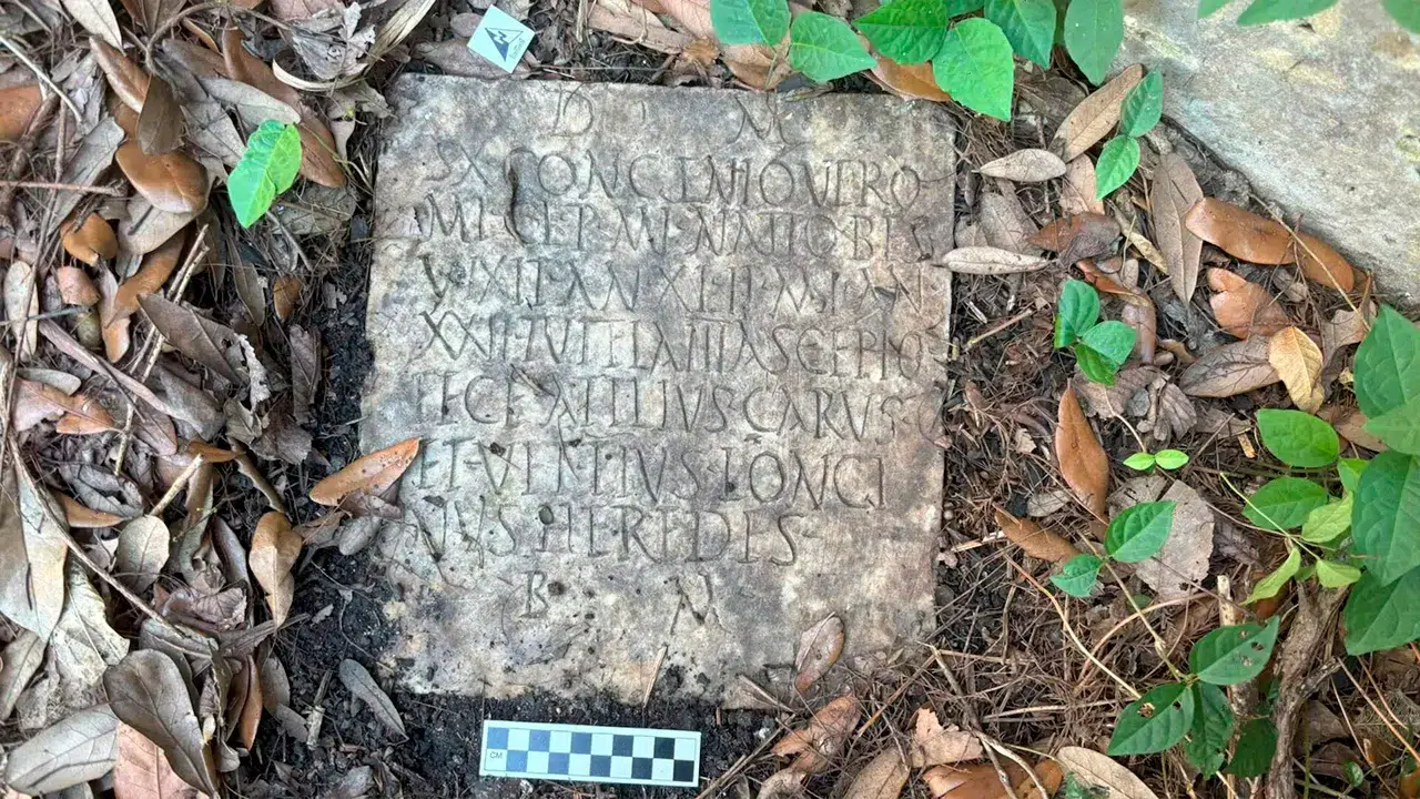 Arka bahçelerinde 2 bin yıllık Roma mezarı bulmalarının ardından devreye FBI girdi