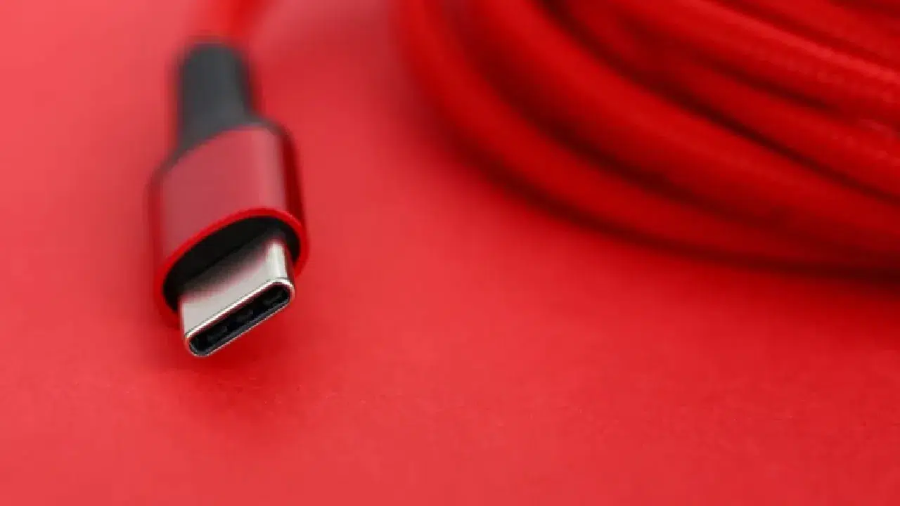 Tüketici tepkili: O marka şarj kablosunu da kutudan çıkardı!