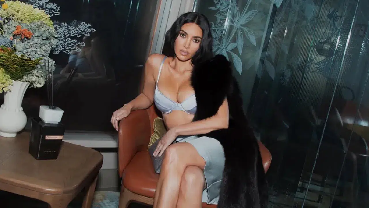 Kim Kardashian’dan olay yaratan tasarım: Vücut kıllı iç çamaşırı sosyal medyayı salladı!