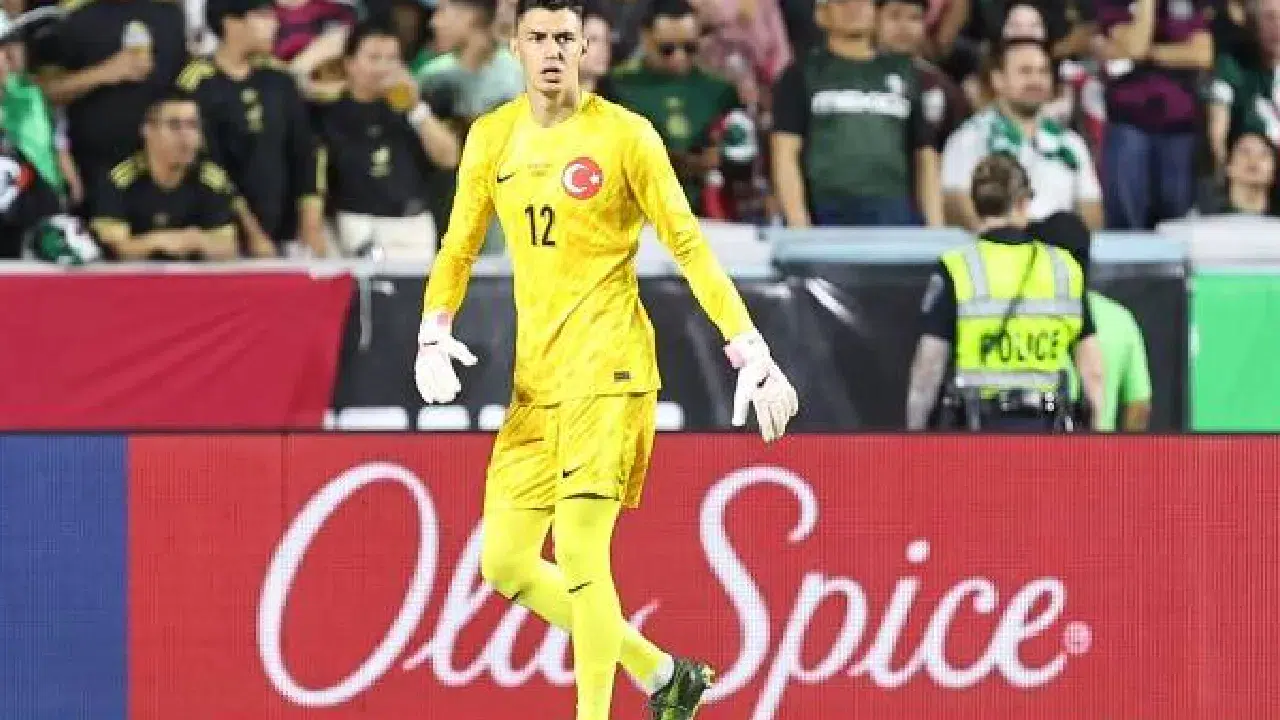 TFF açıkladı: Berke Özer izinsiz kamptan ayrıldı, yerine Muhammed Şengezer çağrıldı