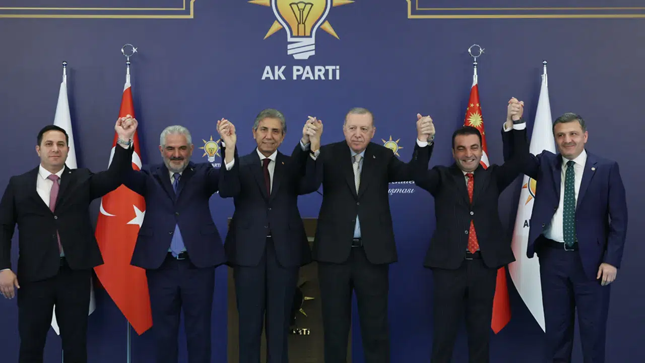 7 belediye başkanı AK Parti'ye katıldı: Rozetlerini Cumhurbaşkanı Erdoğan taktı