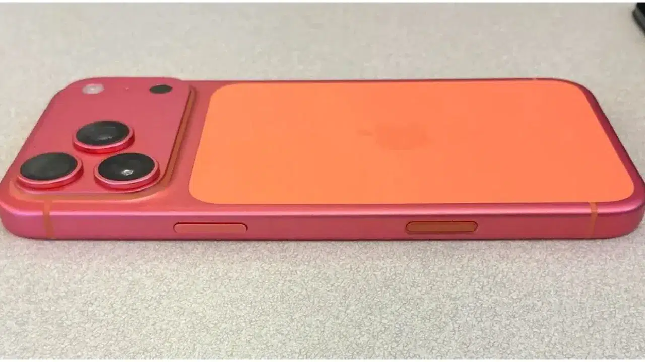 iPhone 17 Pro’nun kozmik turuncu rengi oksitleniyor, bazı kullanıcılar pembeleşme bildiriyor