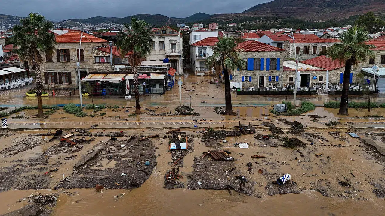 İzmir Foça'da sel felaketi: 70 yaşındaki Kaptanoğlu'na hala ulaşılamadı, İzmir Valisi'nden açıklamalar