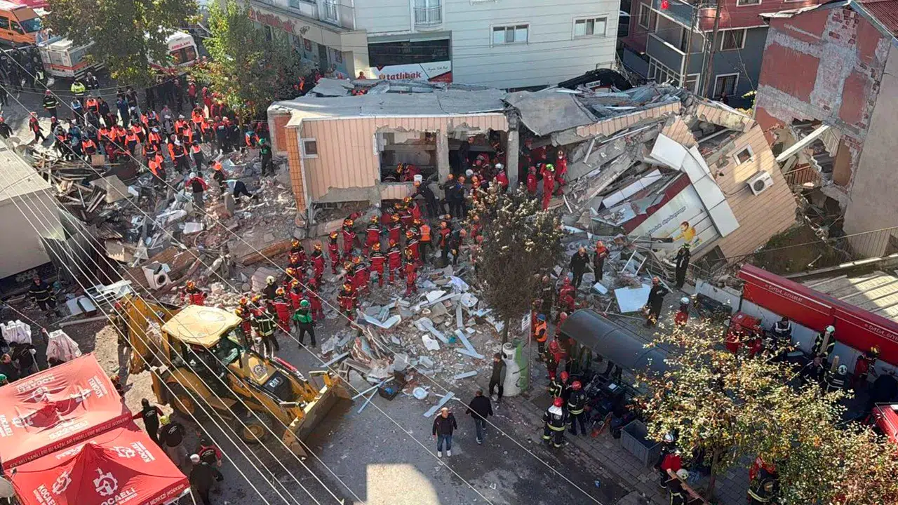 Gebze’de yedi katlı binada enkaz altında kalanların kimlikleri belli oldu!
