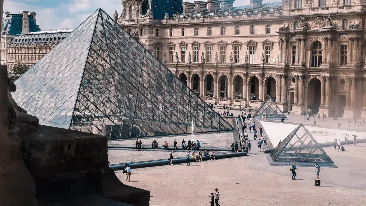 Louvre Müzesi soygununda 5 yeni şüpheli gözaltına alındı
