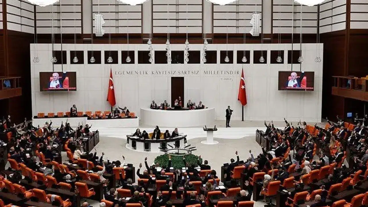 Lübnan tezkeresi Meclis'te kabul edildi