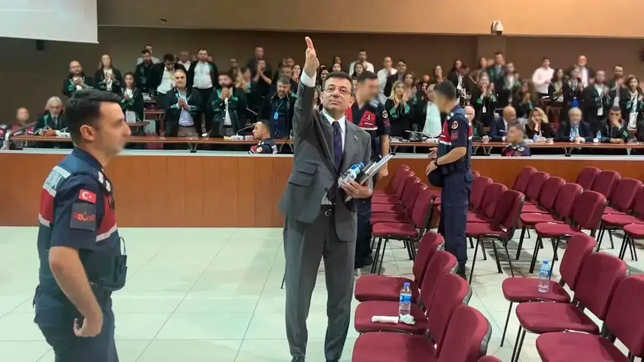 Ekrem İmamoğlu: "Mahkeme salonundaki birkaç saniyelik görüntümden mi korkuyorsunuz?"