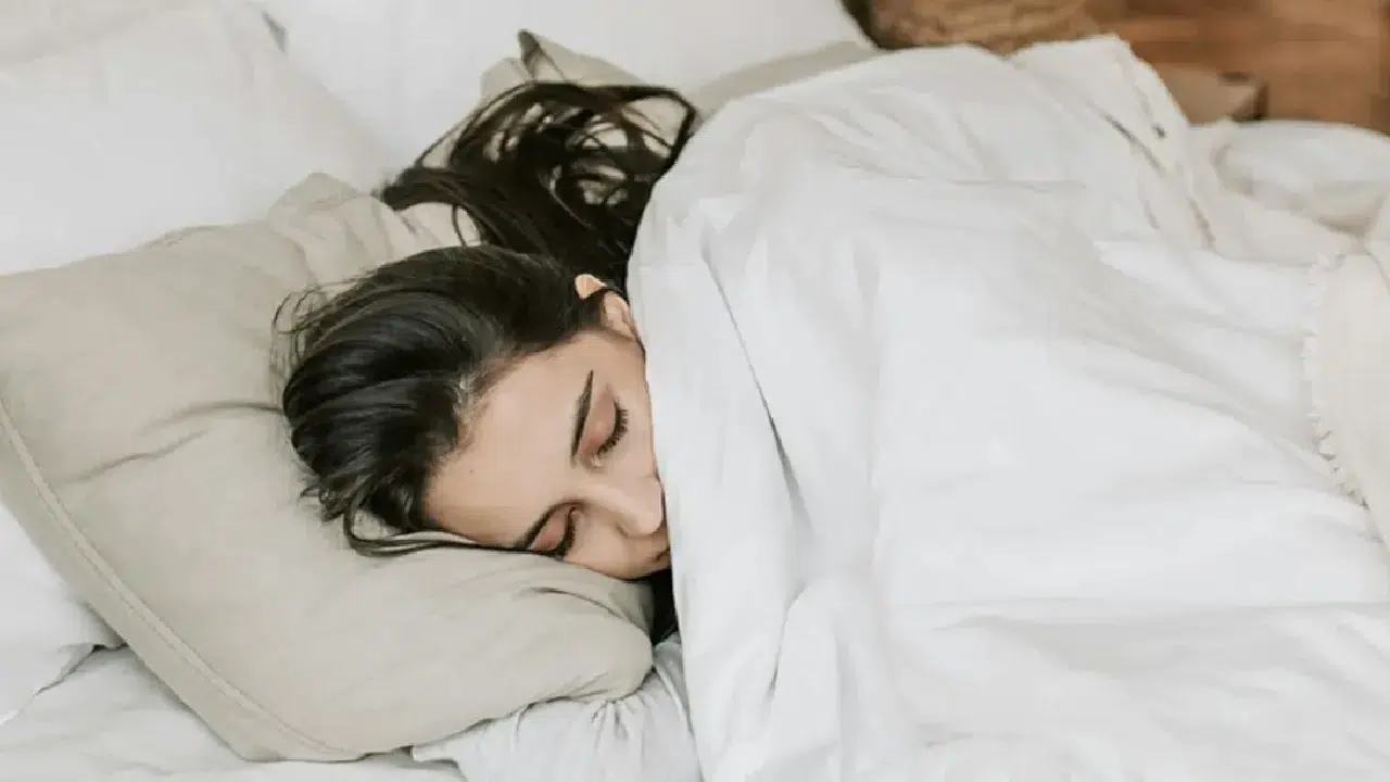 Uzmanlar uyardı: O pozisyonda uyumak kalıcı sinir hasarına yol açabilir