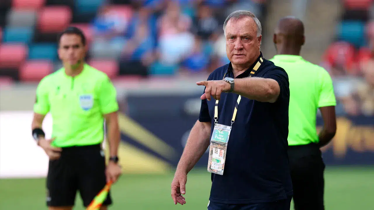 Fenerbahçe'nin eski hocası Advocaat'ın takımı Curaçao tarihinin en büyük başarısına imza attı