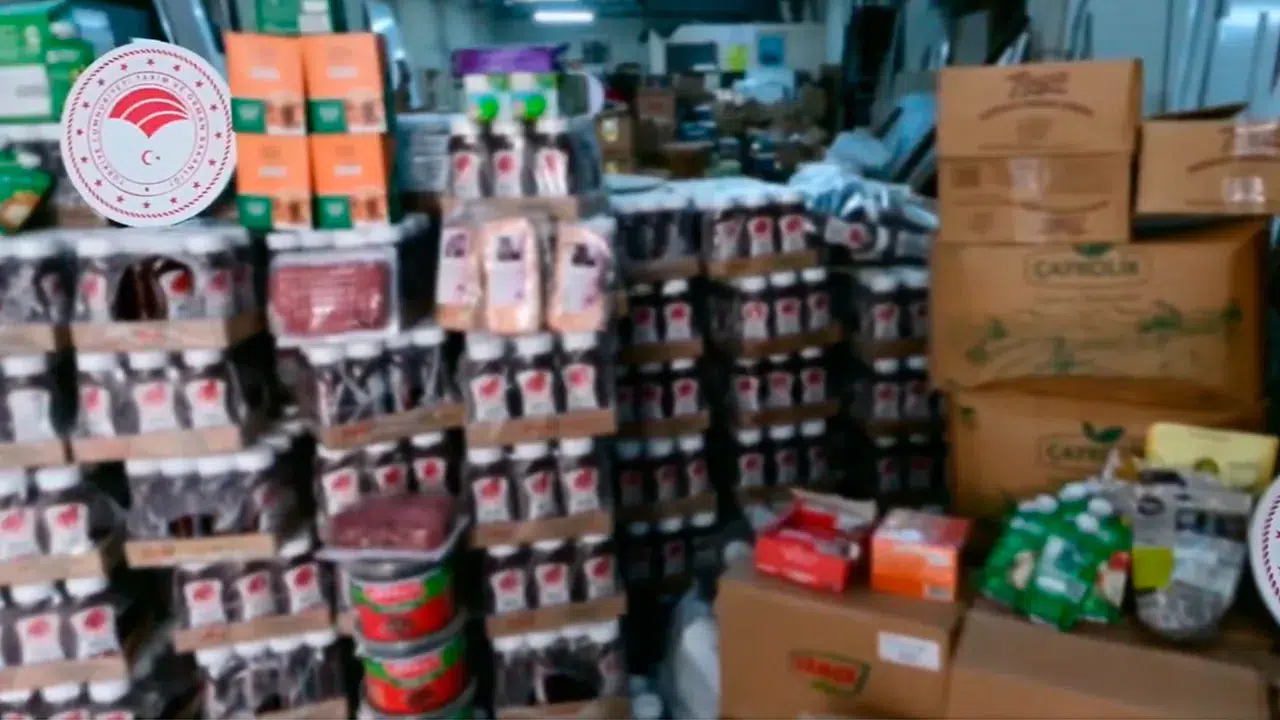 Son kullanma tarihi geçmiş 30 ton gıda ürünü ele geçirildi!
