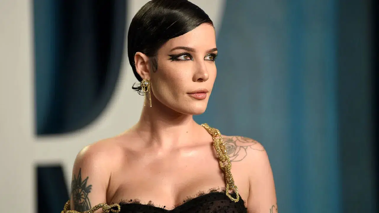 Halsey sahnede tacize uğradı: Konserini iptal etti