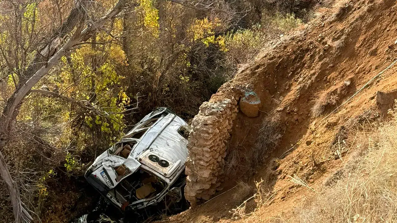 Konya'da öğrenci servisi uçuruma yuvarlandı: 3'ü ağır 13 öğrenci yaralı