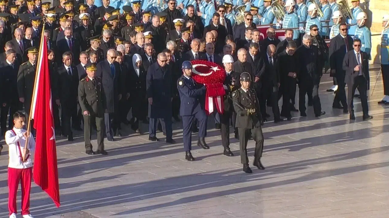 Devlet erkânı 10 Kasım töreninde Anıtkabir’de: Erdoğan, Anıtkabir Özel Defteri’ni imzaladı