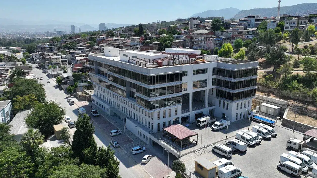 İzmir Büyükşehir Belediye Başkanı Cemil Tugay: Makam odaları kalkıyor, yöneticiler aynı salonda çalışacak