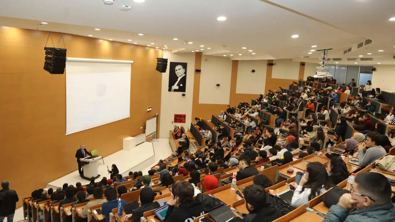 YÖK, başarılı öğrencilerin üniversiteyi 3 yılda bitirmesine imkan tanıyan sistemi duyurdu