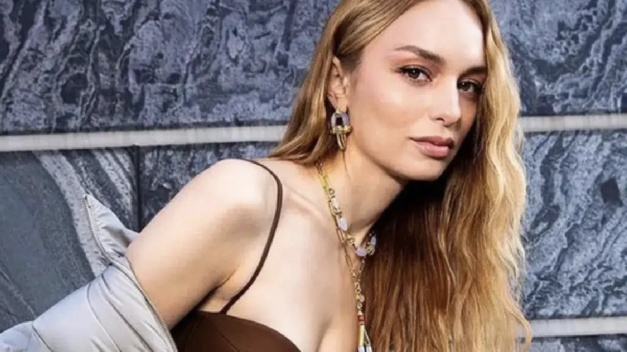 Nilperi Şahinkaya'nın aşk pozu sosyal medyayı salladı