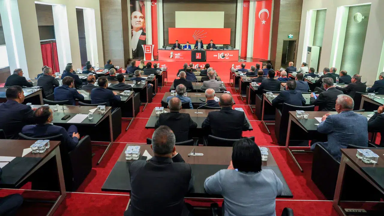 CHP lideri Özel, kurultay öncesinde 81 il başkanıyla bir araya geldi