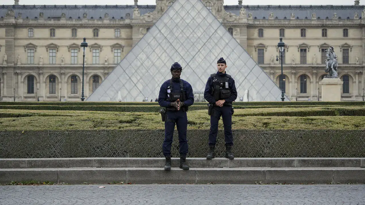 Louvre Müzesi'nde gerçekleştirilen soygunda bir gözaltı daha! 8 değerli mücevhere ise hala ulaşılamadı