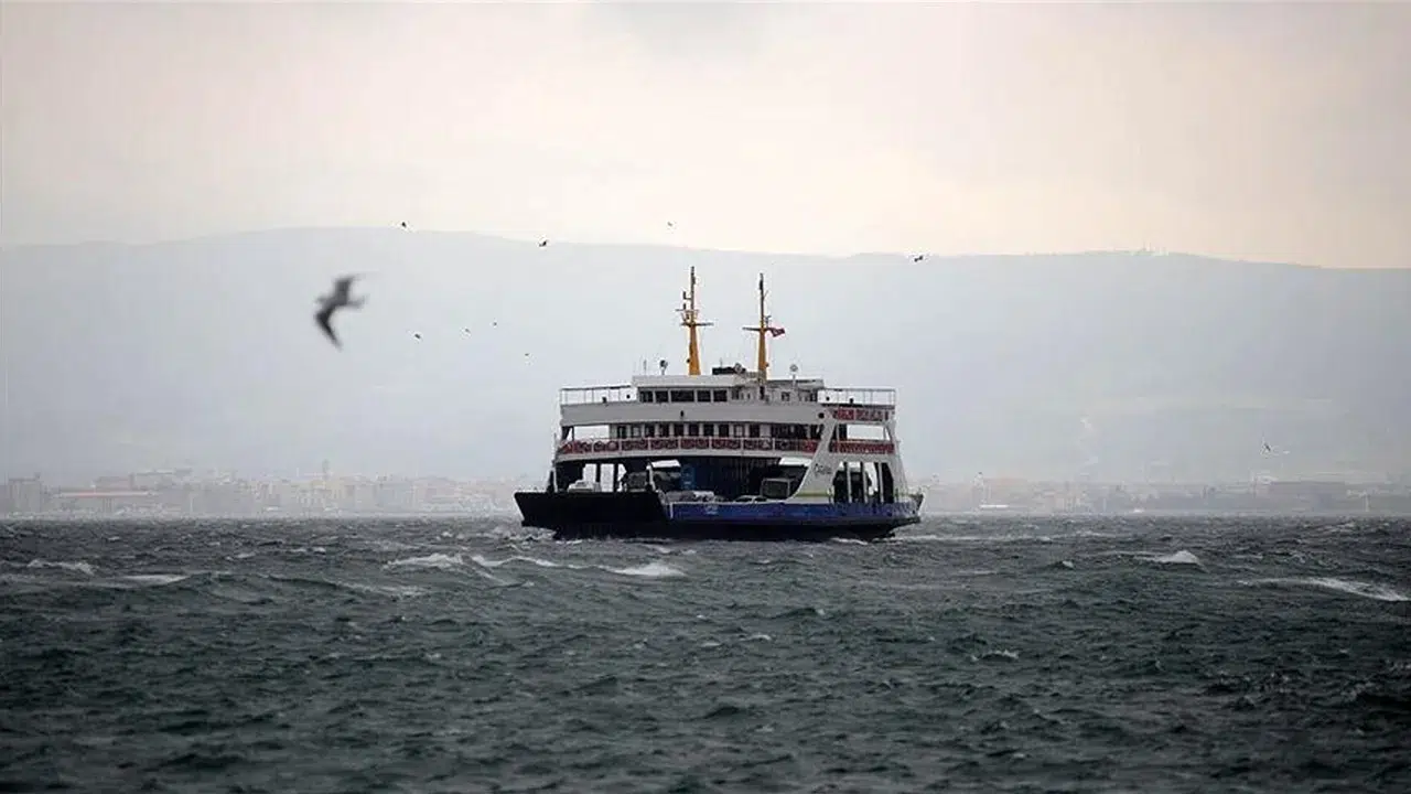 Gökçeada ve Bozcaada feribot seferlerine fırtına engel oldu
