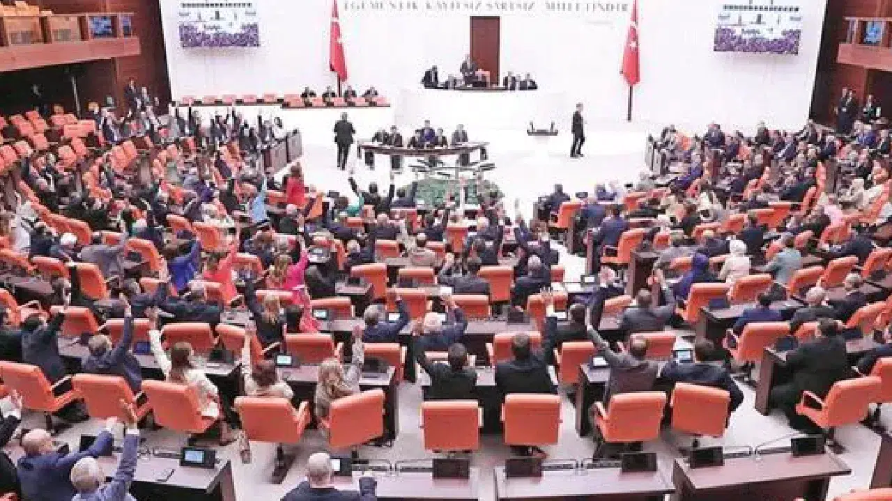Meclis’te hareketlilik: DEVA ve Gelecek’te istifalar, AK Parti’ye yeni katılımlar yolda
