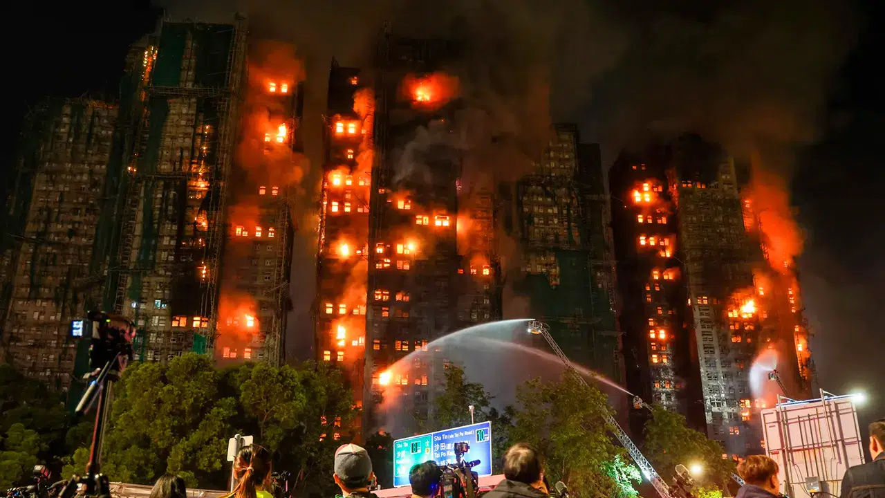 Hong Kong'da yangın felaketi: 44 kişi öldü, 279 kişiden haber yok!