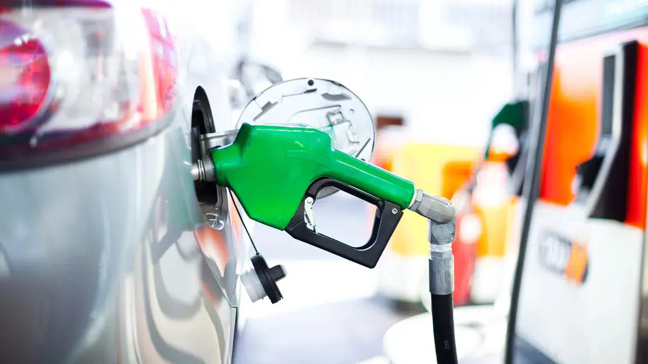 Motorine indirim geldi, akaryakıtta tabela güncellendi