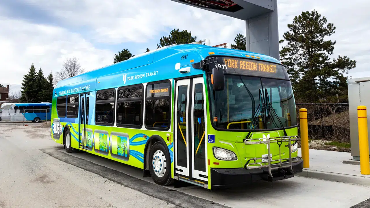 Şehir otobüsünü çalan kişi yolcu indirip bindirerek vardiyasına devam etti!