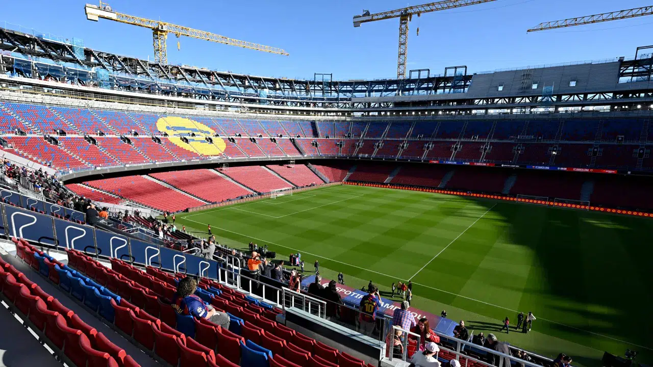 Barcelona evine dönüyor: Camp Nou 45 bin seyirciyle açılıyor