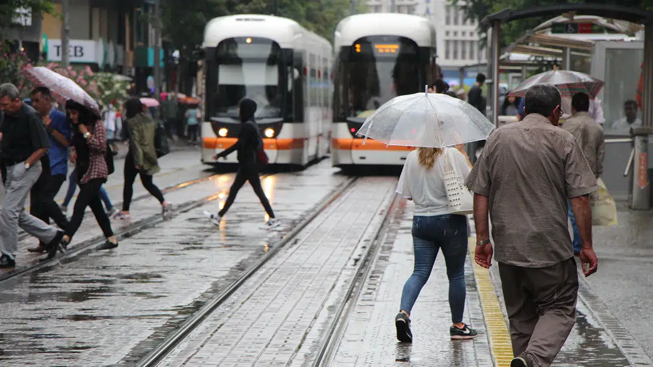 Meteoroloji'den 5 bölge için sağanak yağış uyarısı: Saat bilgisi duyuruldu!