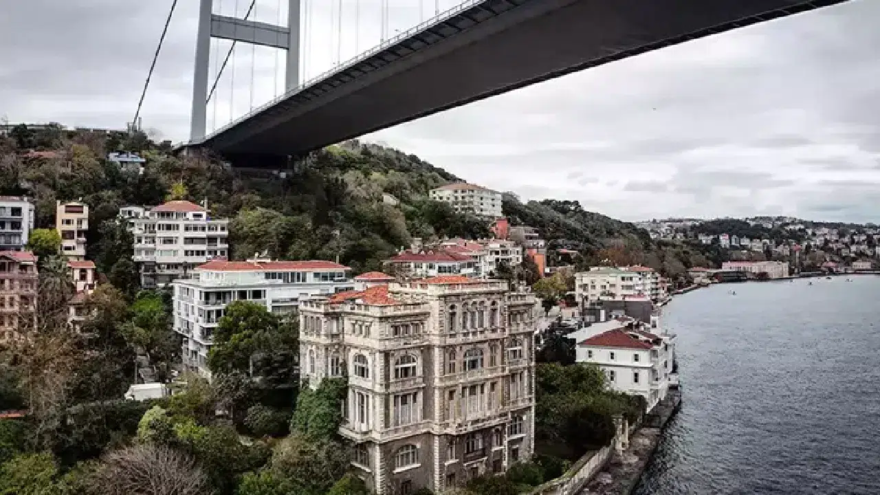 Fatih Sultan Mehmet Köprüsü altında 130 yıllık Zeki Paşa Yalısı satışta: Türkiye'nin en pahalı evini kim alacak?