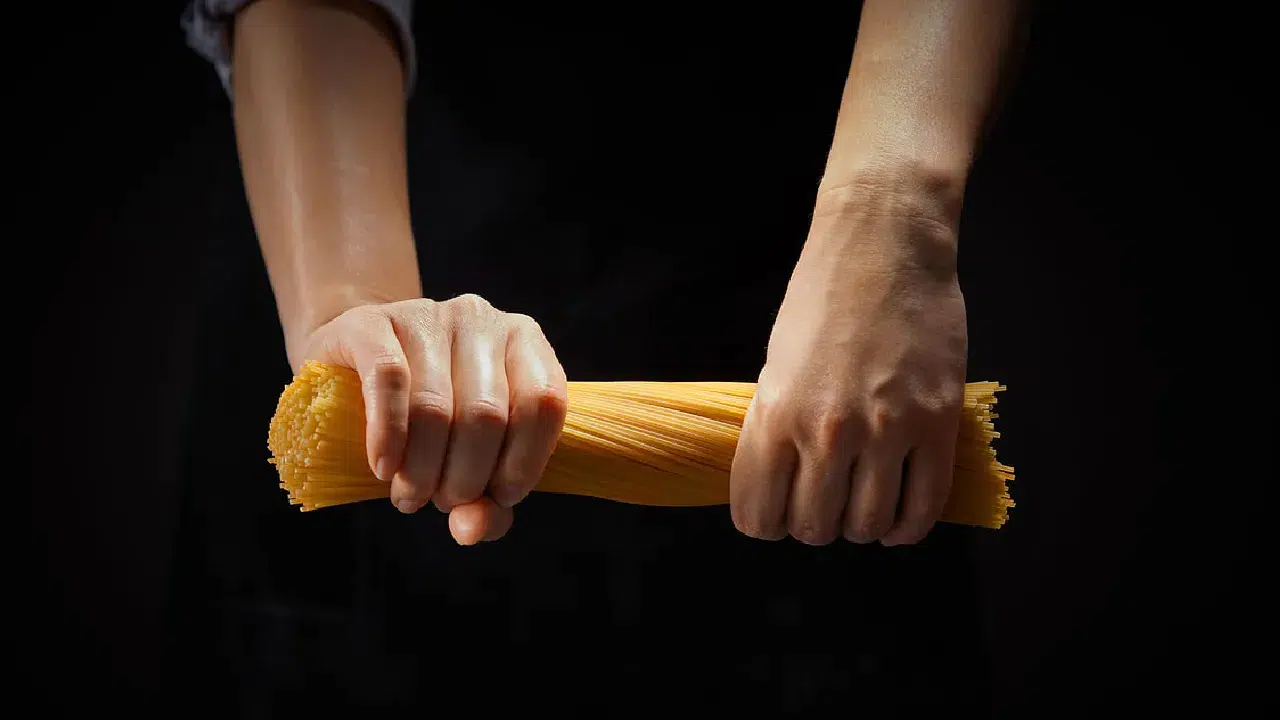 İtalyanlar spagettiyi neden asla kırmaz? Nedeni sandığınızdan çok daha derin