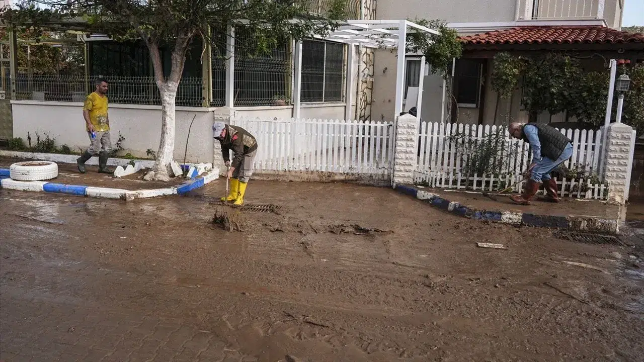 Foça yine sular altında kaldı