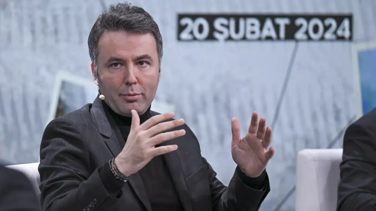 Gazeteci Mehmet Akif Ersoy uyuşturucu soruşturması kapsamında gözaltına alındı ve görevinden uzaklaştırıldı