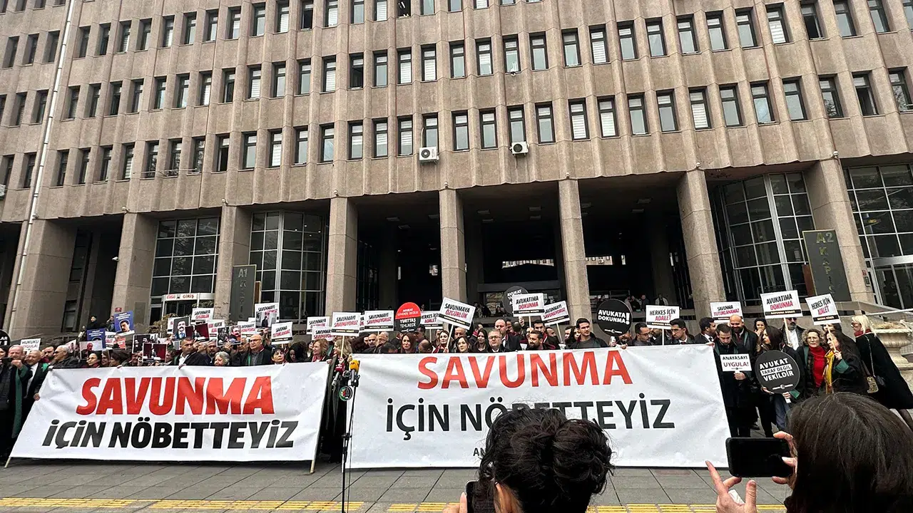 Avukatlar 'Savunma Nöbeti'nde: “Hukuk işlemiyorsa bu ülkede hiçbir şey işlemiyor demektir”