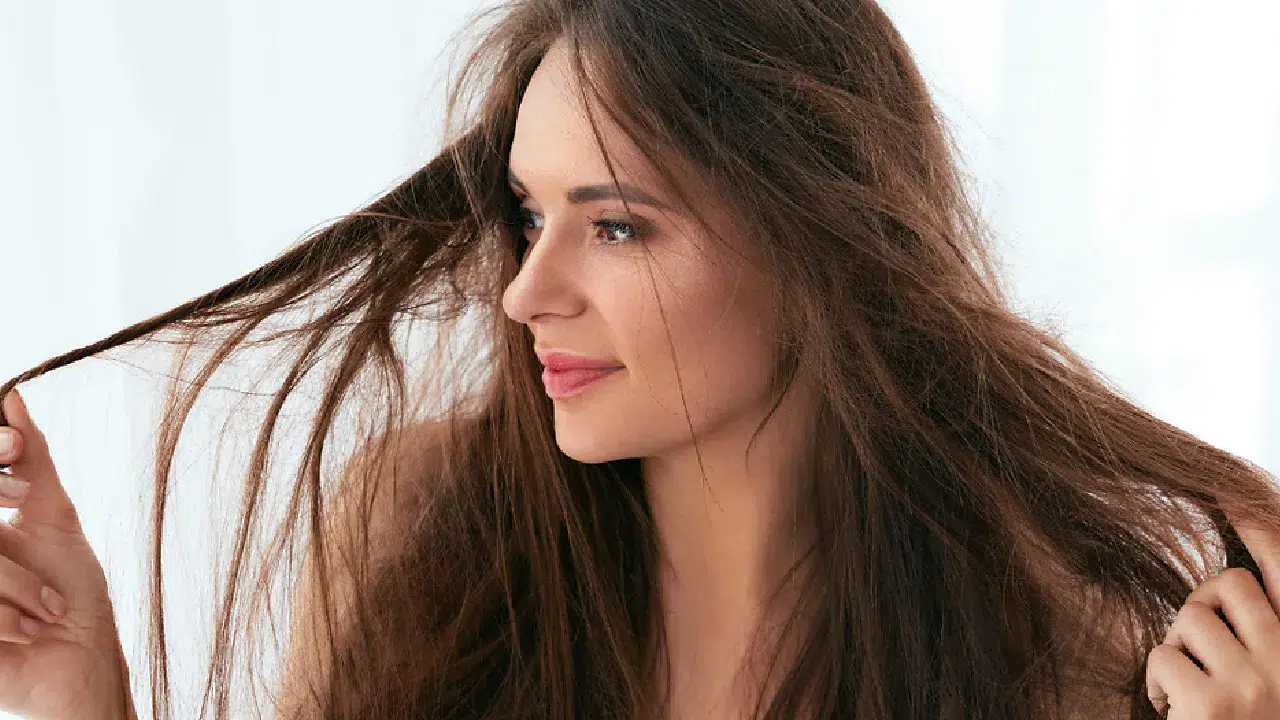 Soğuk havalarda saçlar neden bir anda bozuluyor? Uzmanlar uyardı: Bu 10 hata saçı mahvediyor!