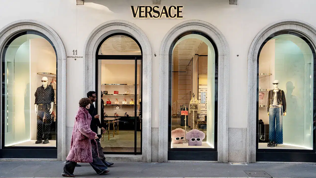 Prada, dev rakibi Versace'yi resmen satın aldı