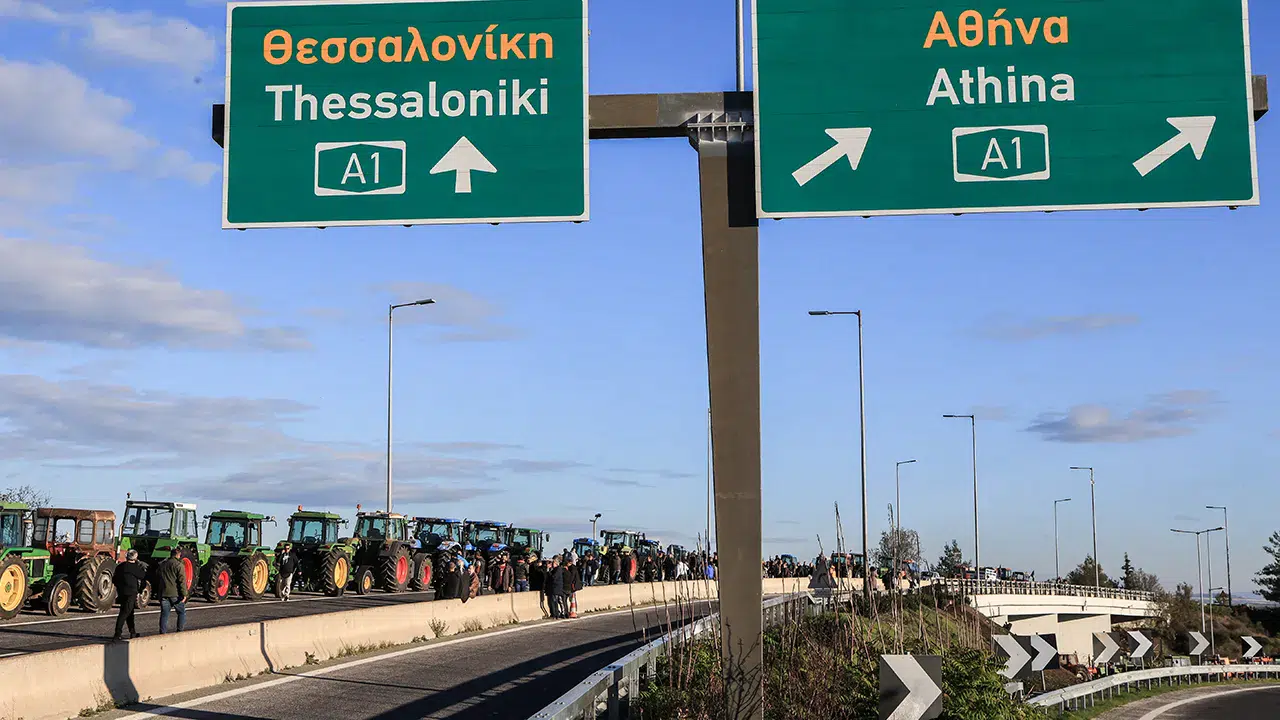 Yunanistan'da sokağa inen çiftçiler Atina-Selanik yolunu ulaşıma kapadı!