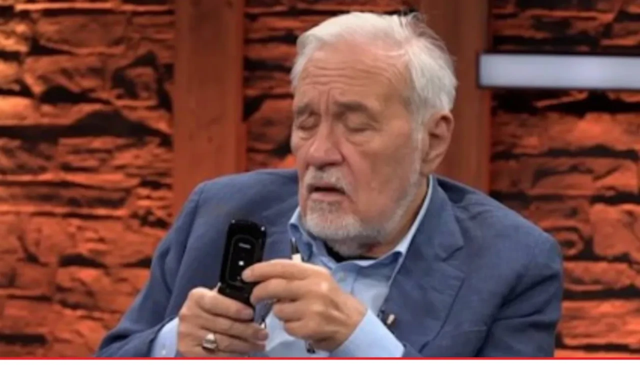 İlber Ortaylı'nın 'tuşlu telefonu' sosyal medyanın diline düştü