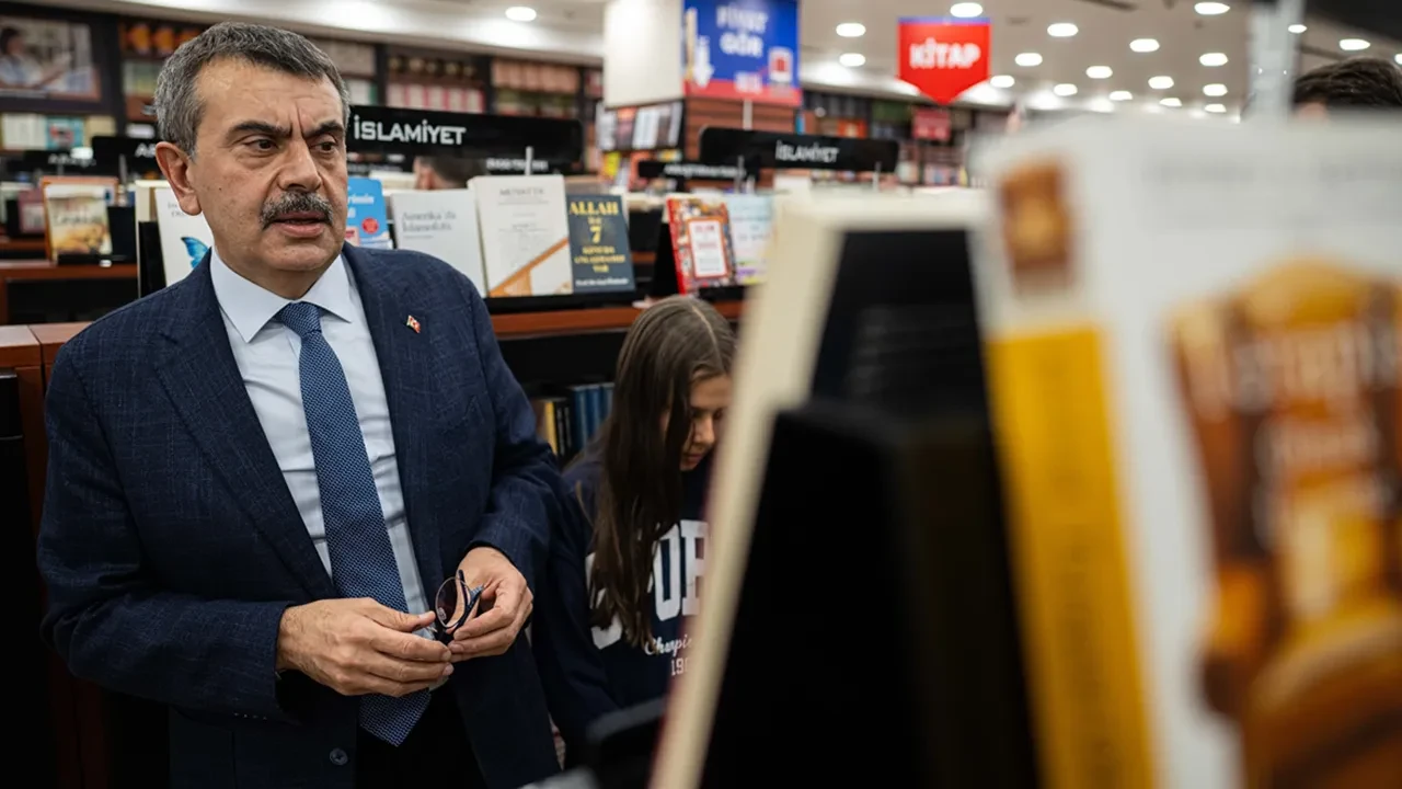 Milli Eğitim Bakanı Tekin, boykot listesindeki D&R'a ziyarette bulundu