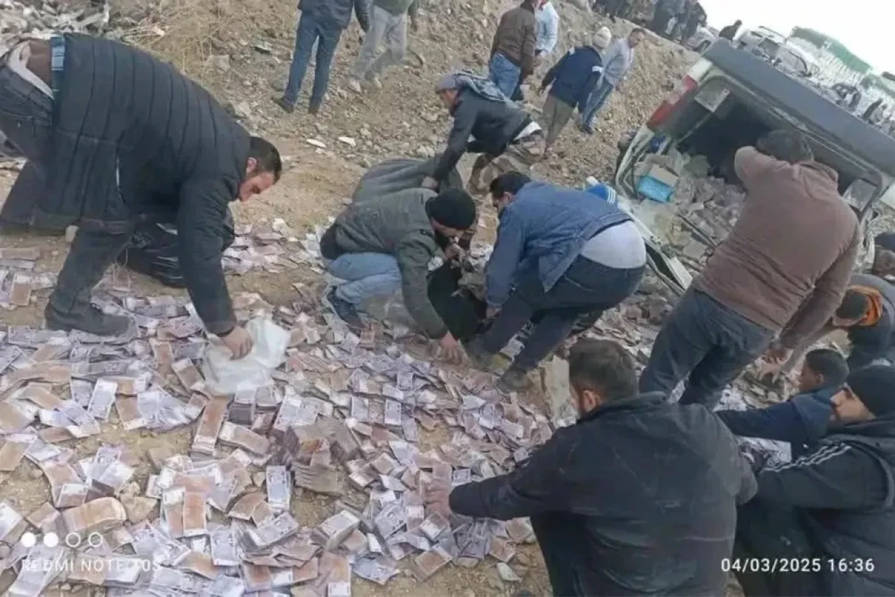 Sıradan bir kaza: Merkez Bankası'na giden paralar yolda dağıldı, vatandaşlar topladı!