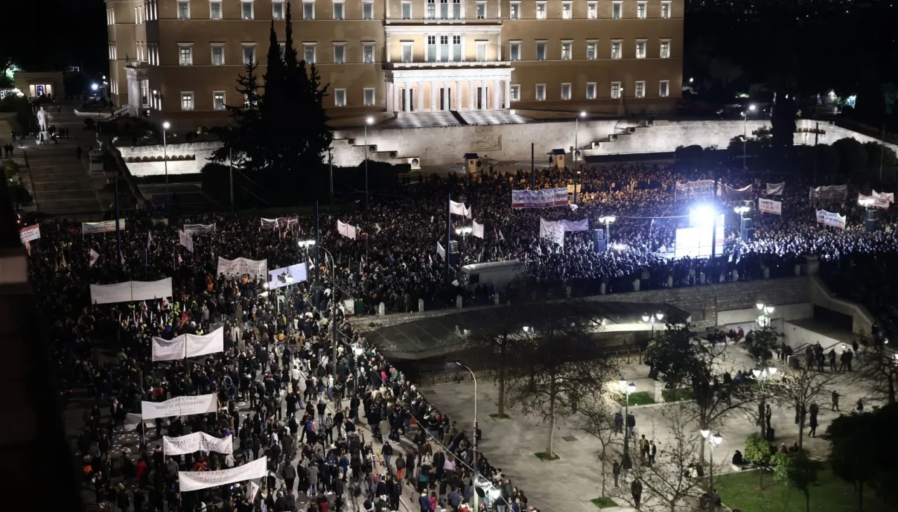 Hükümetin güvensizlik önergesi sonrasında Atina karıştı!