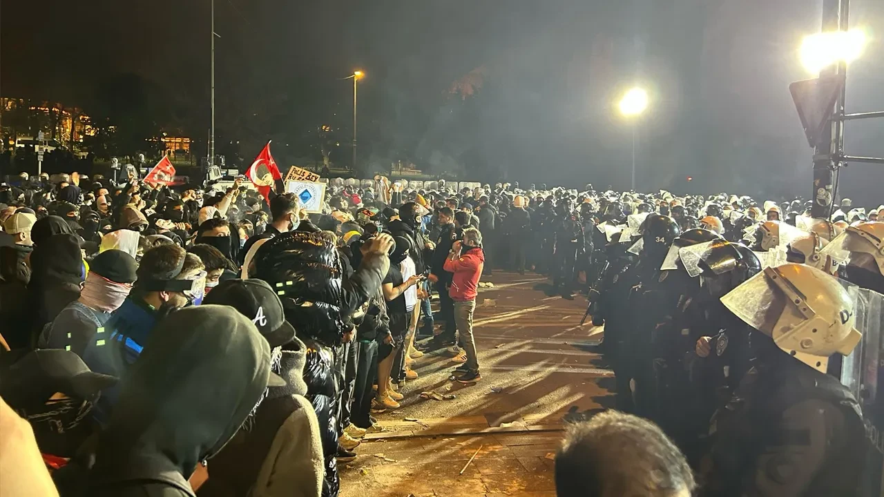 İstanbul’da “Diplomasız Erdoğan” sloganı nedeniyle gözaltına alınan 5 genç adli kontrolle serbest bırakıldı