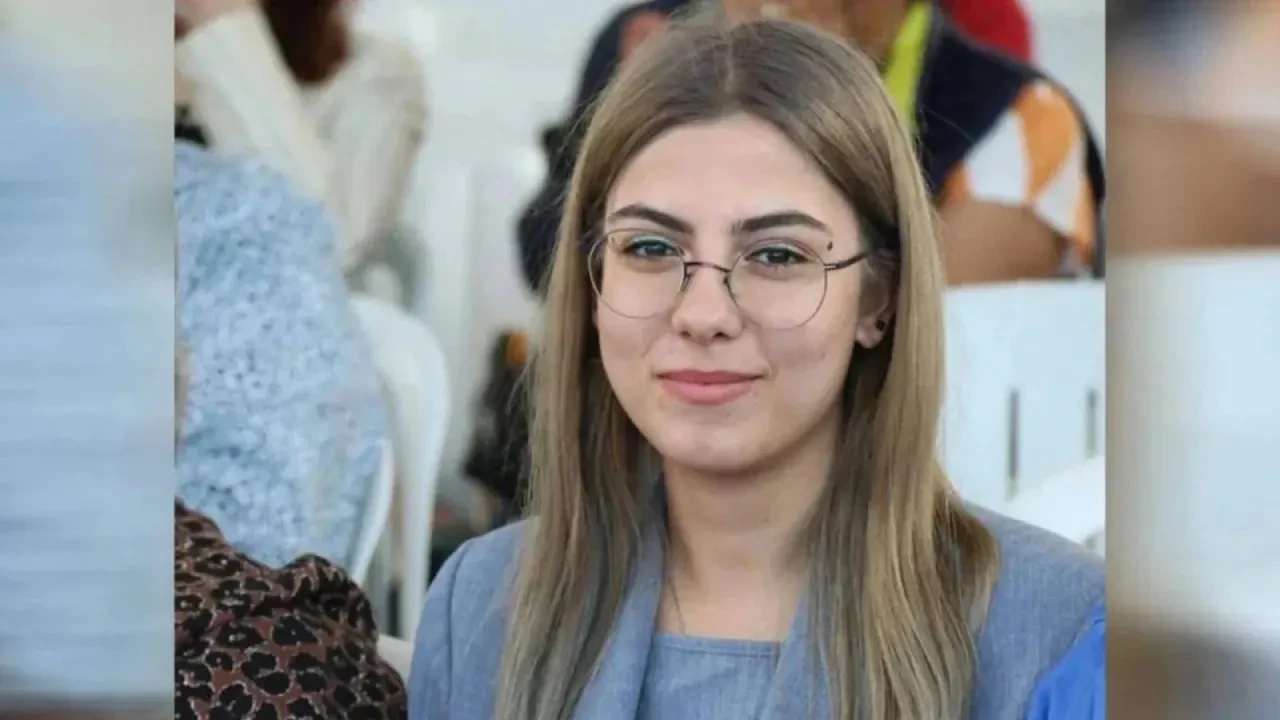 “Diktatör Erdoğan” dövizi taşıdığı gerekçesiyle tutuklanmıştı: Esila Ayık, hastaneye sevk edildi